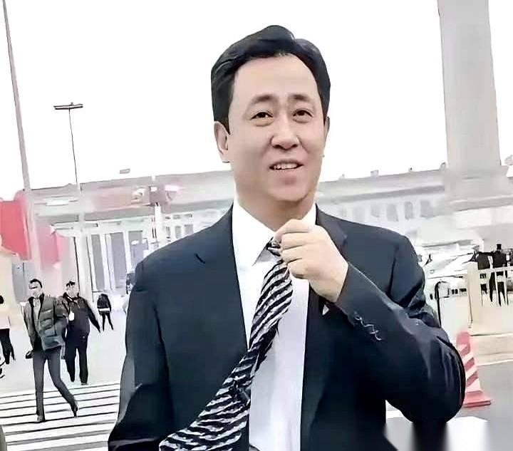 法庭上，许家印低着头，认了。非法集资、职务侵占，一共八项重罪，他全认了。可法庭