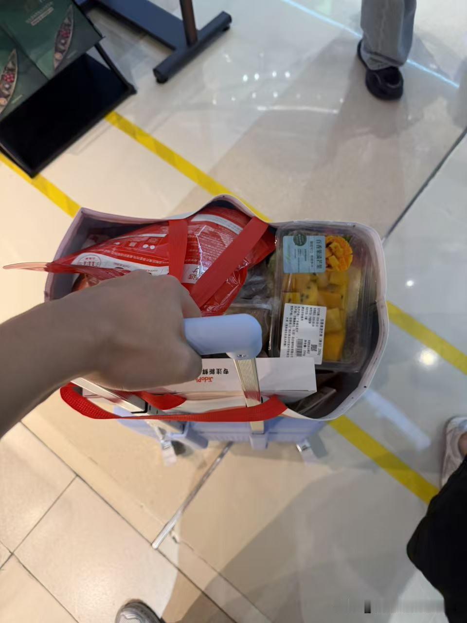 儿子从深圳回到香港，买回了一手推车吃的，他打趣说，他自己像不像上个世纪的港人回大