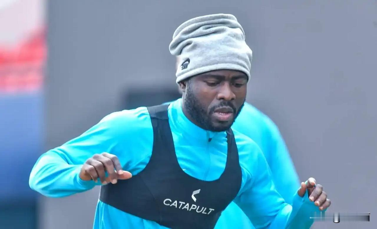 不理解为什么部分大连英博球迷还看不上阿奇姆彭呢？据悉上赛季效力于河南队的外援阿