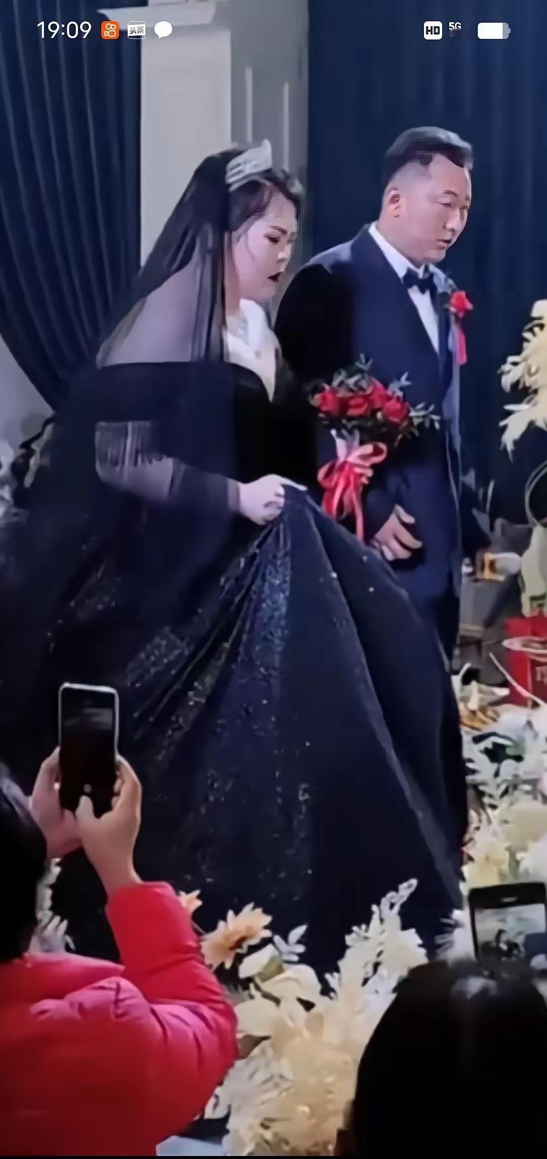 脸都不要了！山东临沂河东区一家酒店的婚礼，新娘穿了黑婚纱，从进场到台上，灯光一打
