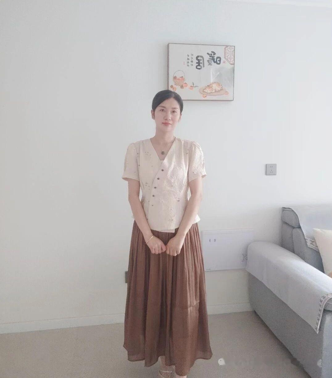 这位女士穿着优雅的裙装。