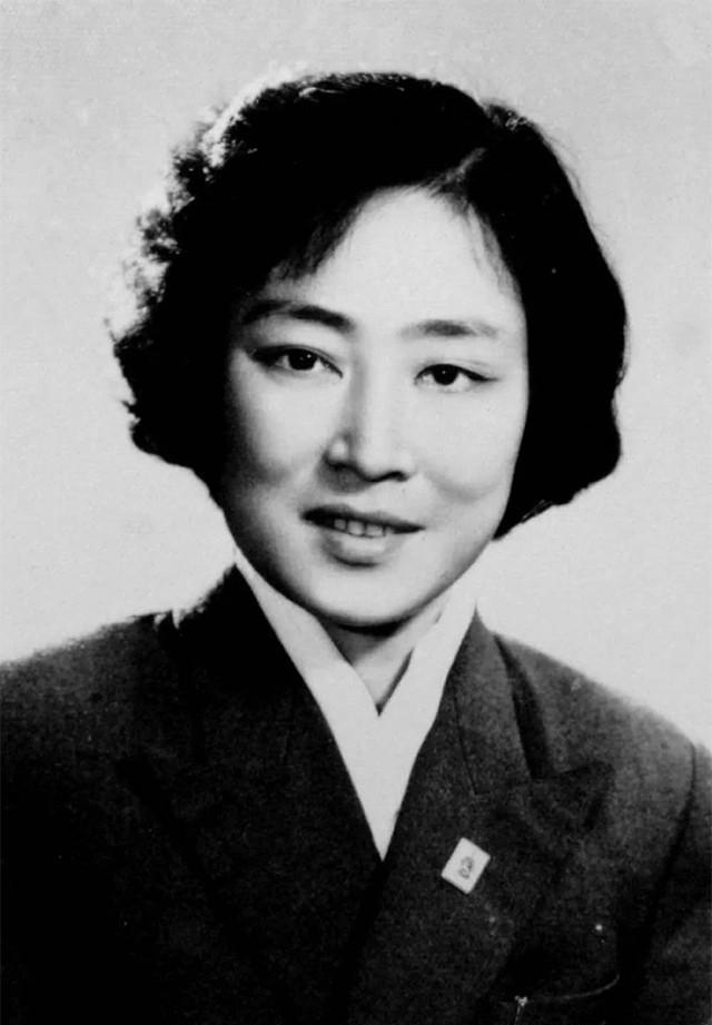 1953年朝鲜前线，女演员孟遏云有个“怪癖”：从不在公共澡堂洗澡，哪怕三伏天也把