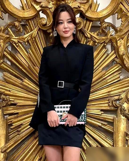 什么东西？半年前，辛芷蕾在威尼斯影后领奖台上，面对外媒提问那副手足无措、转头找翻