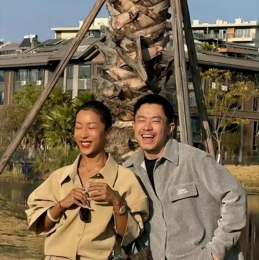 吉克隽逸又黑又不漂亮，但这个男的能当她男朋友肯定很有钱吧！别看吉克隽逸皮肤黝黑并