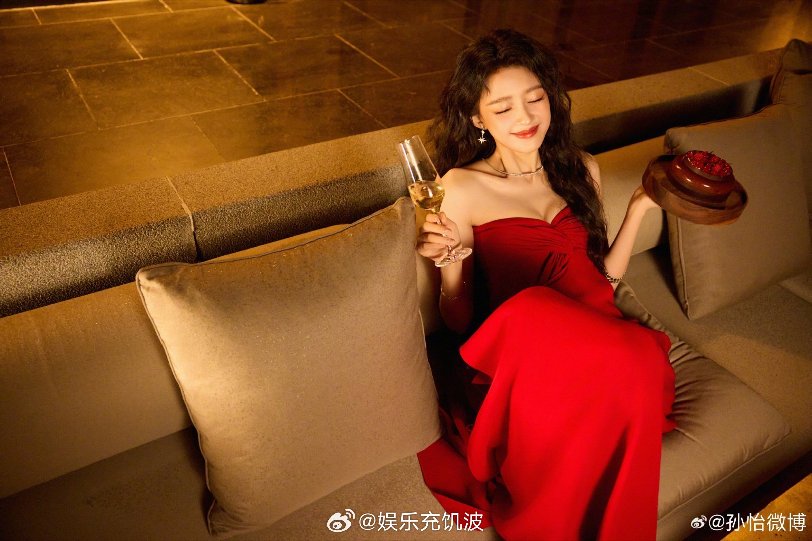 孙怡生日文案爱你老己孙怡爱你老己解锁孙怡生日造型，卷发红裙品酒微醺，秉持爱你老己