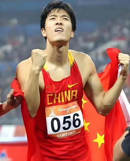 外界总传他手握耐克每年200万美元的“终身饭碗”，早就不差体制那点钱。但鲜为人知