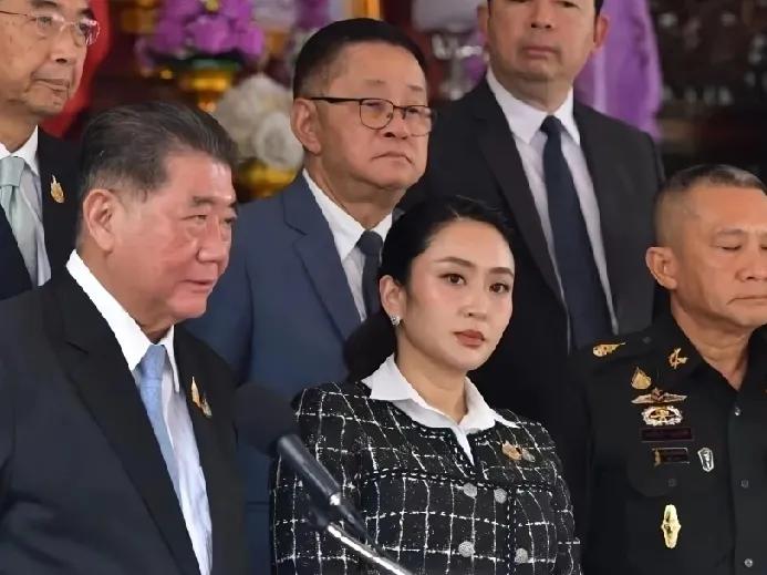 泰国政坛大变天！佩通坦上任一年不到，终于腾出手要肃清执政道路上的障碍物了，巴育
