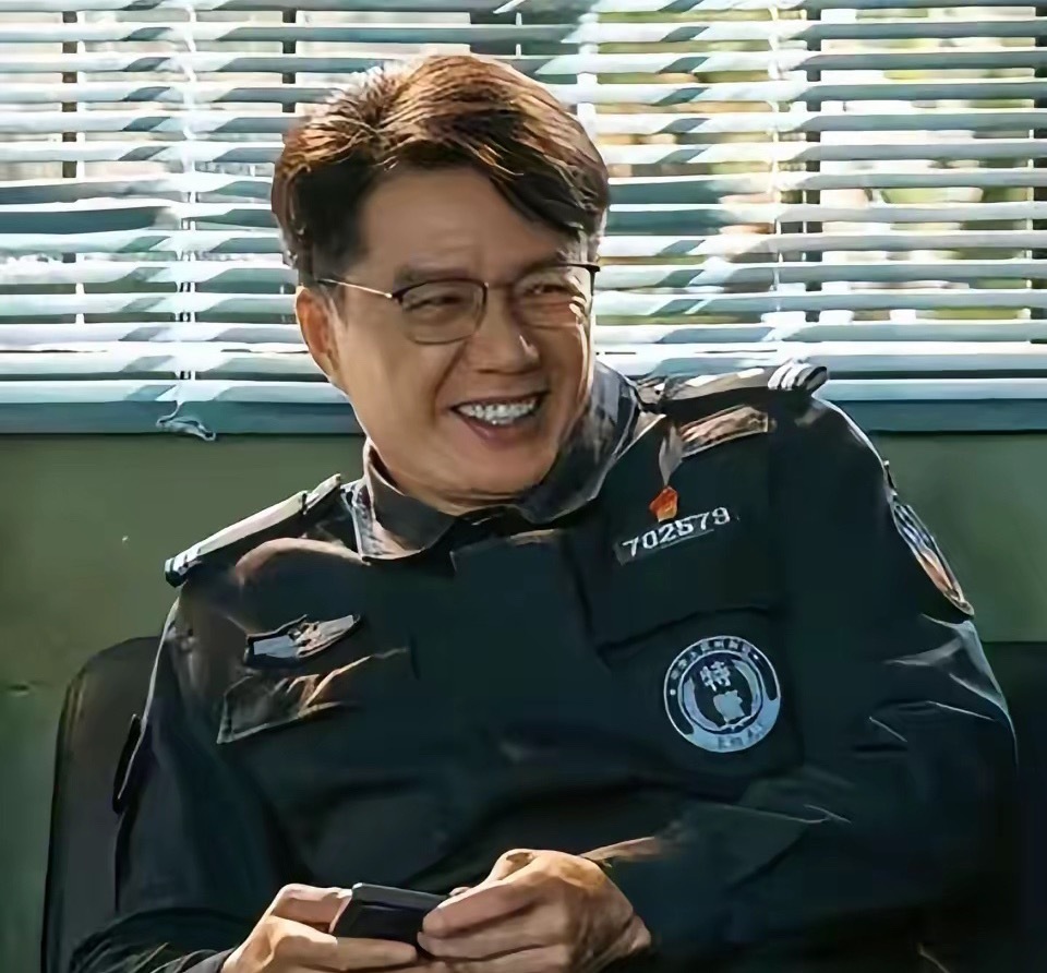 网友们说要弃剧《藏锋》了，哈哈哈说是段奕宏要负很大责任。看看他在剧里扮演的宣传处