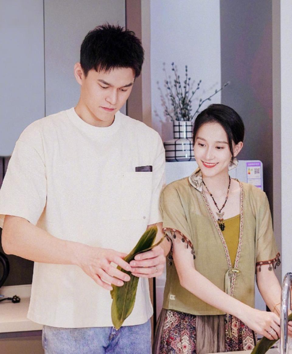 在国外的超市里，张豆豆看到一袋三文鱼味的薯片，她问孙杨：“老公你吃过吗？”孙杨：