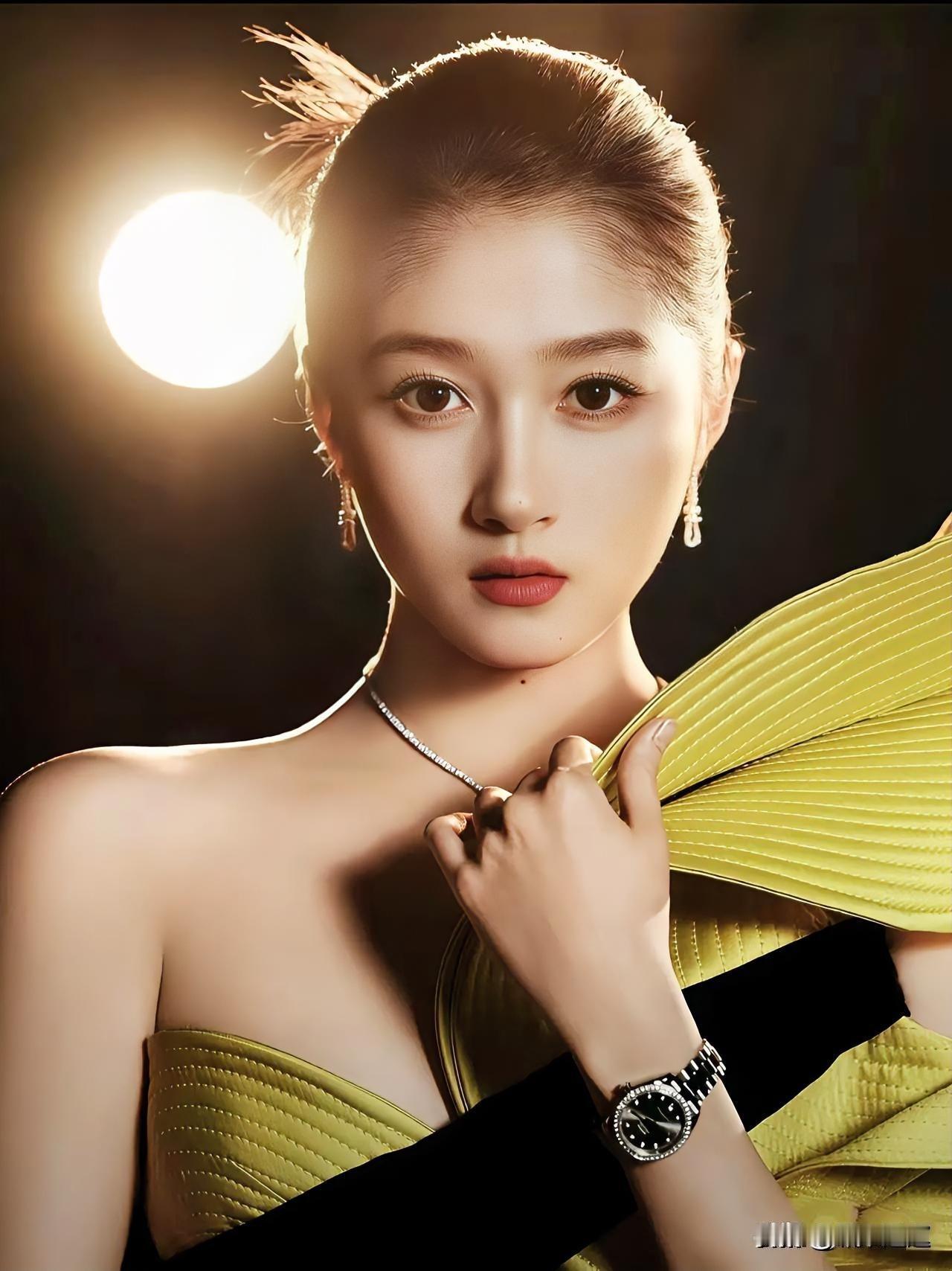 优雅气质，金色礼服，闪耀珠宝，女神范儿十足！💃✨