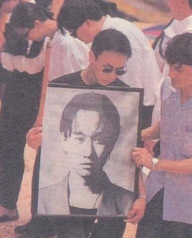 1993年，黄家驹在日本摔伤去世，蔡澜前往为他操办葬礼，记者问蔡澜：“你与黄家驹