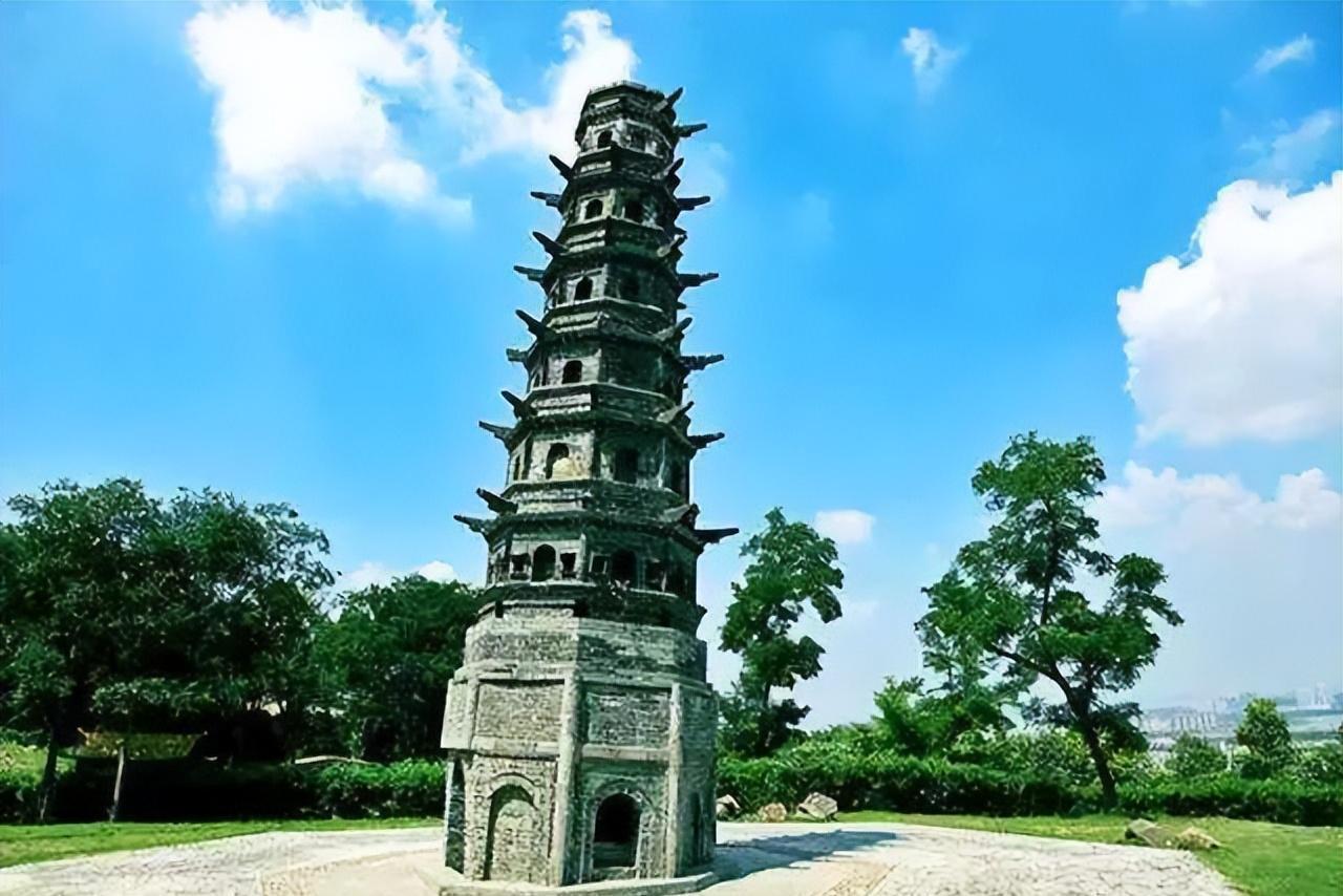 古时，皇帝请来一木匠建木塔，不料，塔建成后，竟然是歪的！木匠解释说，这是他故意这