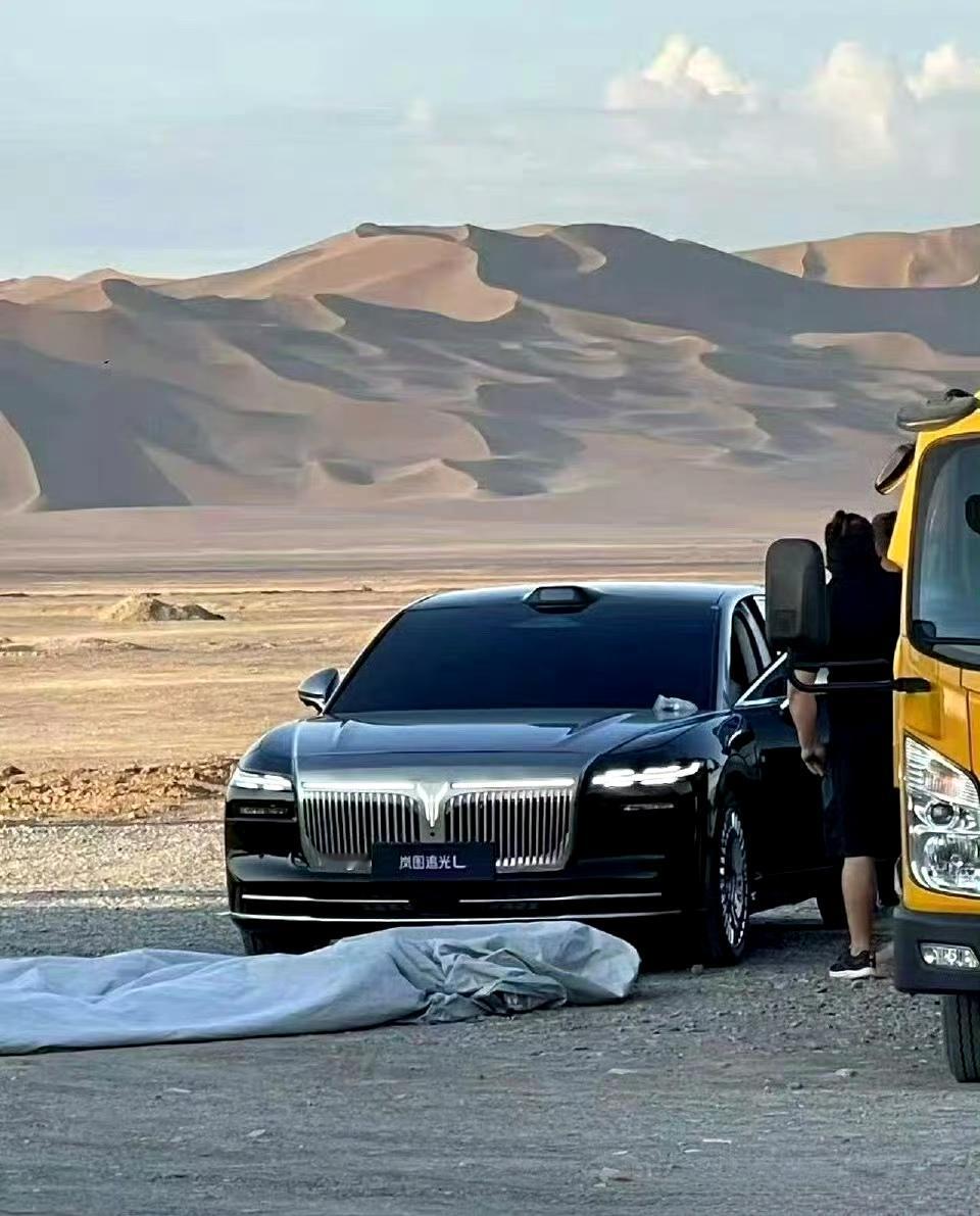 岚图追光L，以及岚图的“库里南”，泰山中大型SUV。这两个车，一看就很尊贵，长