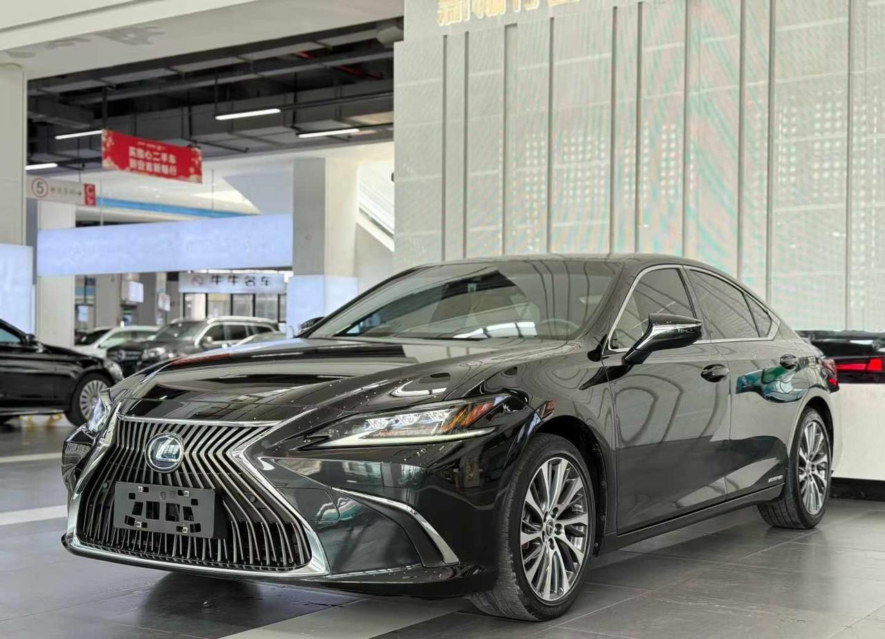 黑色西装雷克萨斯！最新上架20年雷克萨斯ES300h尊享版！一手车，实表4万