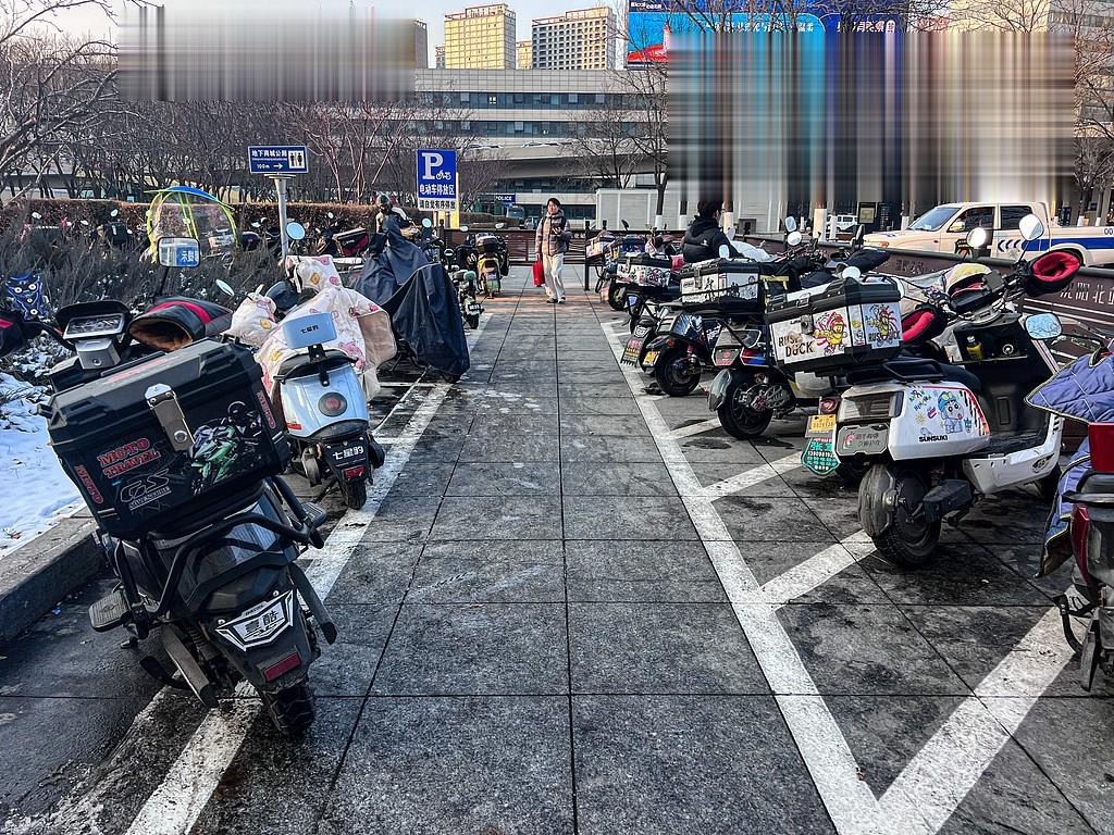多地电动车停满人行道, 把人逼到路上, 如何破局?