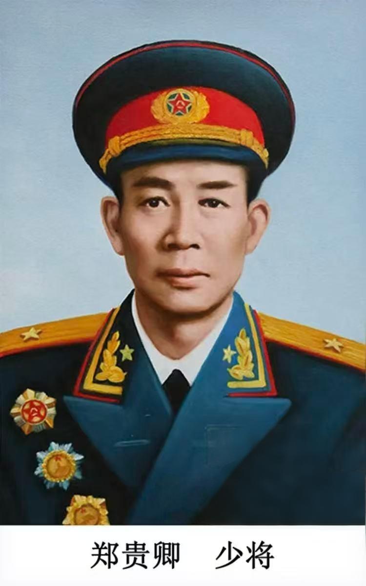 1949年，解放军147师抓到了2个俘虏，师长郑贵卿看了一眼，说：“穿军官服那个