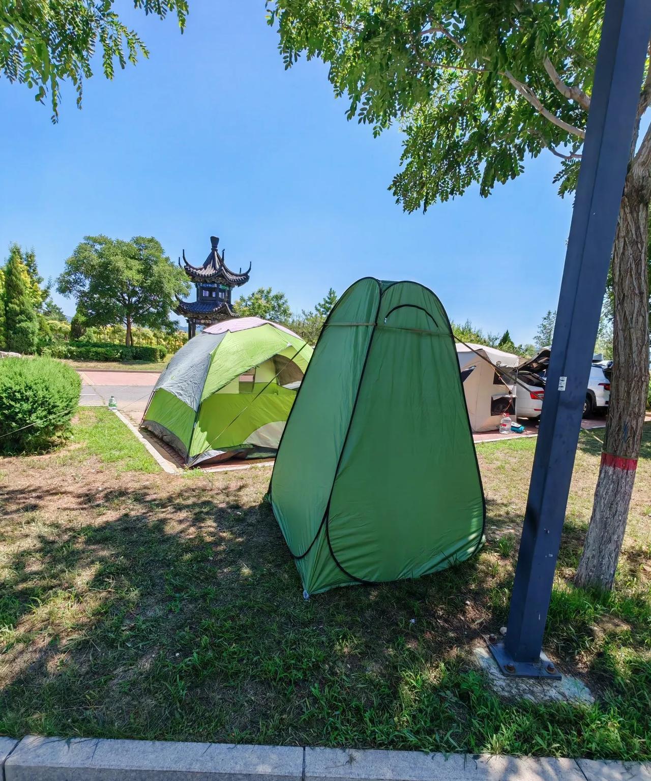 首次把所有家当都搬了出来，旅游帐篷、旅游厕所还有洗澡间，这是自驾游开始以来头一回