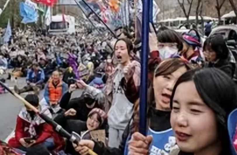 社保问题其实是人口问题拿韩国举例子，韩国社保起步早，1960年就给公务员搞了