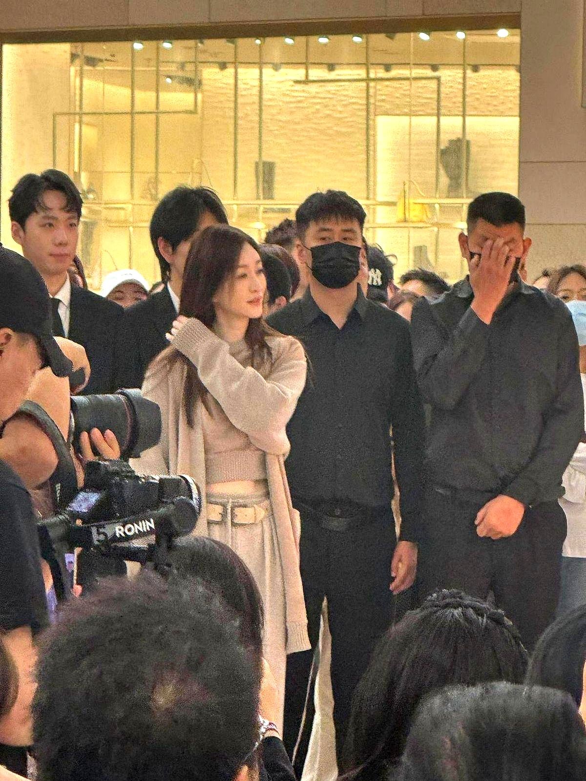 快50岁的女明星离开打光和精修到底长啥样？看李小冉这组路人原相机生图就知道了。没打光没精修，街头随便