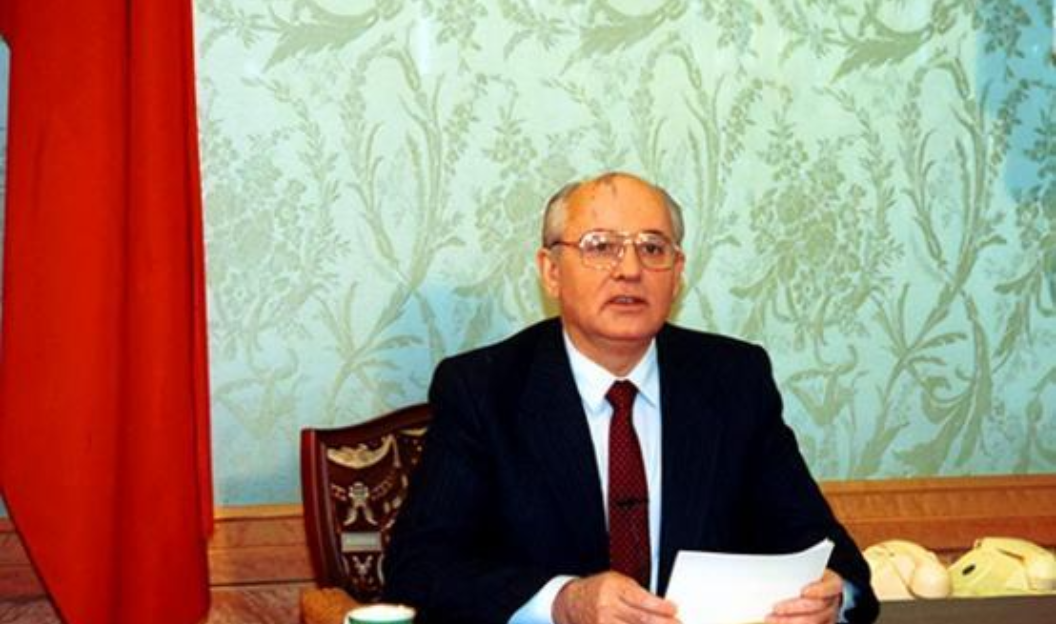 1991年，苏联一名宇航员刚飞上太空，国家解体了。他被丢在太空上311天。当他好