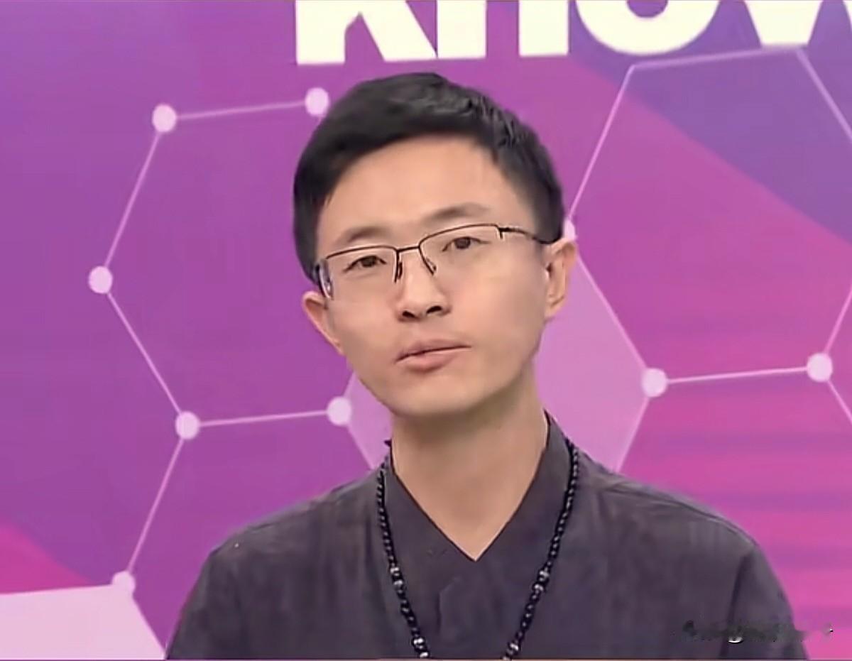 中秋佳节，新党侯汉廷在直播节目里大展歌喉，唱起刘德华的《中国人》，祝大家中秋节快