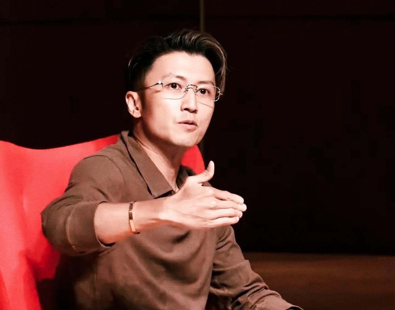 谢霆锋这两天回港大搞讲座，整个人状态好到像开了挂，结果比他颜值更抢镜的，竟然是手