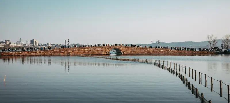 我家乡是浙江，能代表它的景点非杭州西湖莫属。“上有天堂，下有苏杭”，西湖的美远近