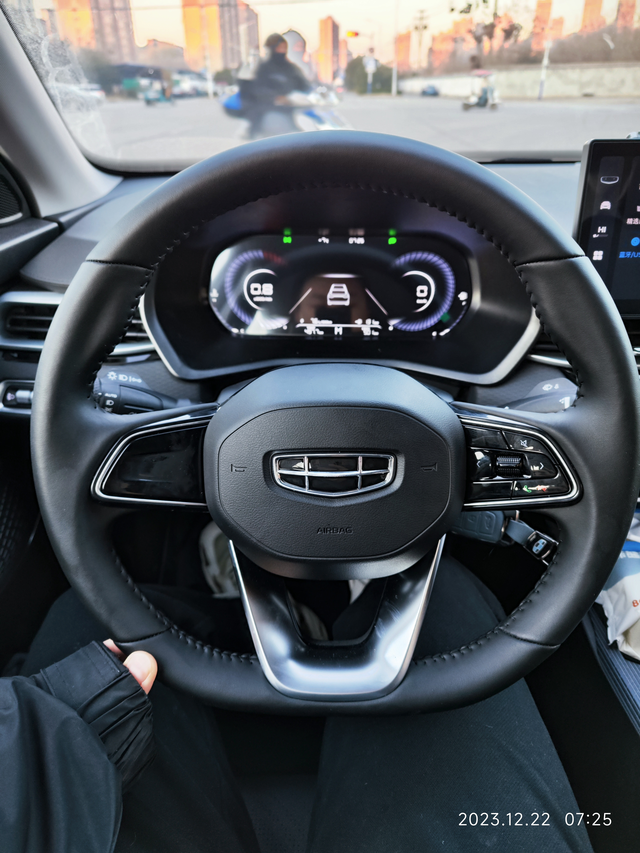 帝豪手动豪华冠军版这么冷的天，你们开车是什么姿势，反正我是比心❤️太冻手了