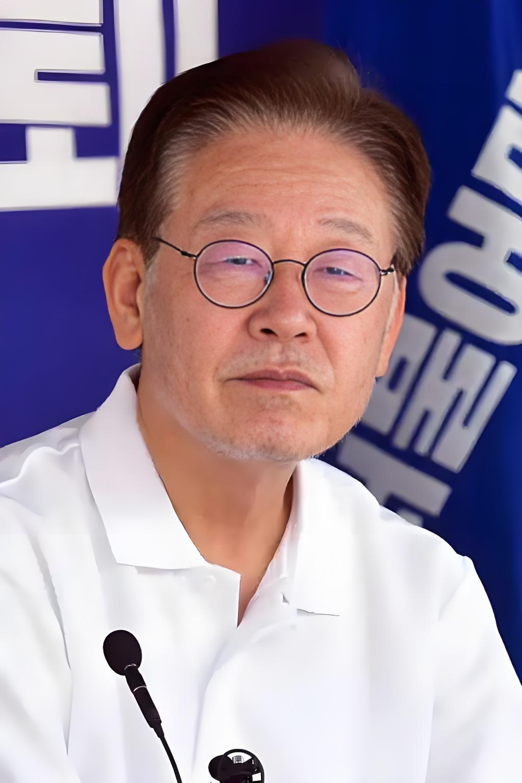 昨晚李在明夜不能寐，因为今天特朗普要去韩国了！之所以不能寐是因为韩国根本拿不出