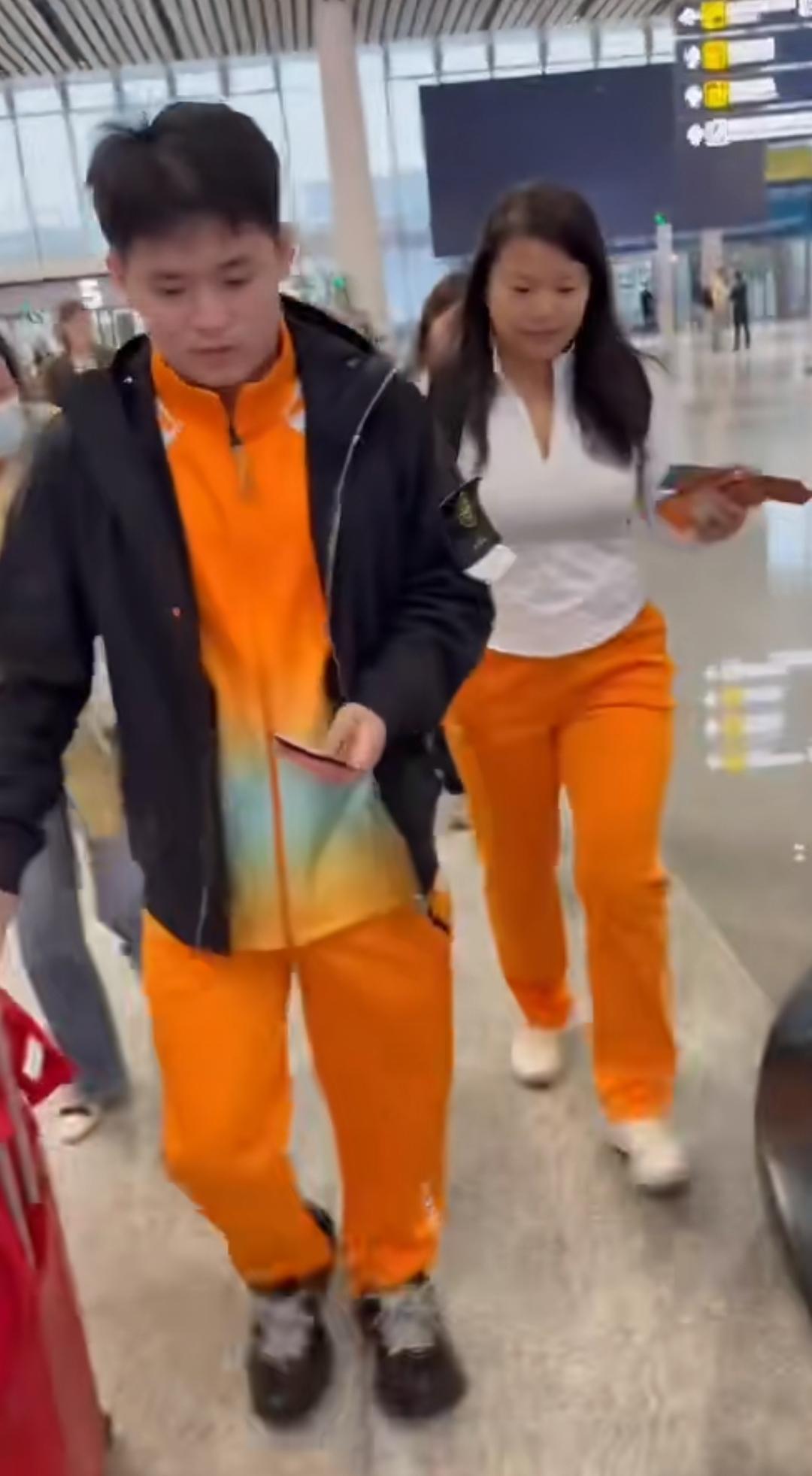 林诗栋橙衣➕拖鞋➕大功箱子真是醉心训练看林诗栋今天前往澳门参加全运会的视频，