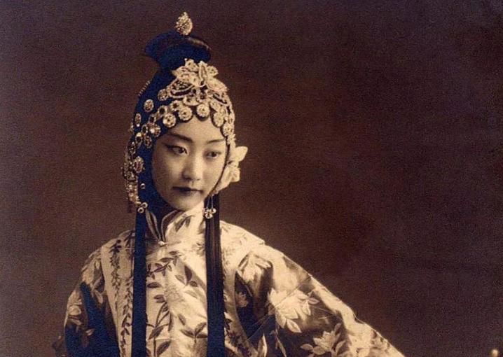 公元1959年,重归单身的溥仪回京,年近五旬的王敏彤意欲与其结合,却遭到了溥仪的