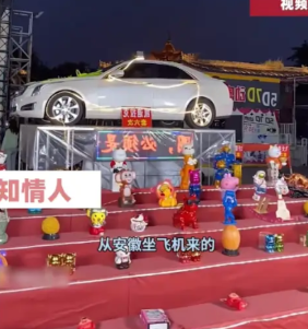 “格局打开了！”山东烟台，一大哥为了套摆摊老板展示的“顶配大奖”——一辆汽车，特