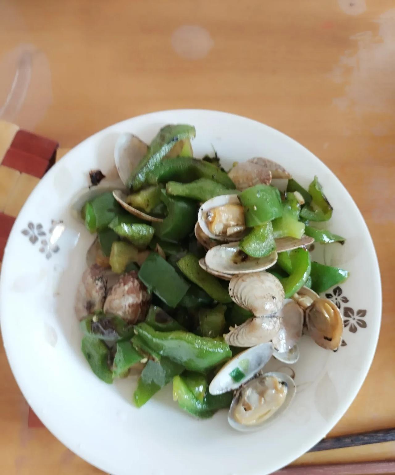 孩子想吃花甲，可是我没做过，昨天星期天，丈夫休息，他又不舍得钱，不买给孩子吃。