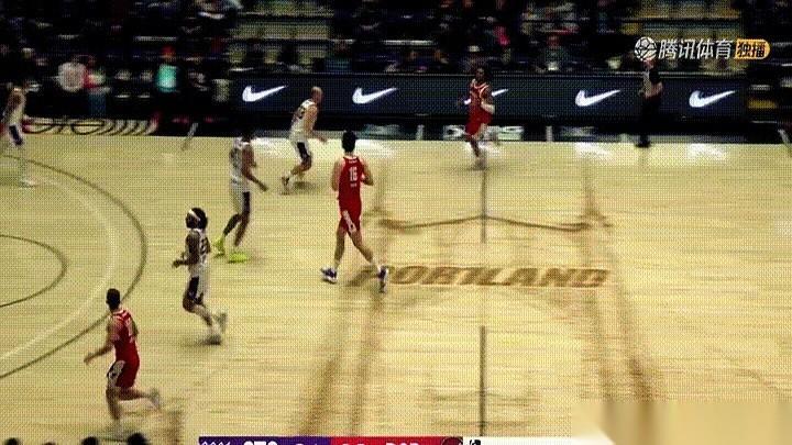 我反反复复看了三遍，就杨瀚森那个球。篮底下那个转身，真的，不是靠身体硬凿，不是