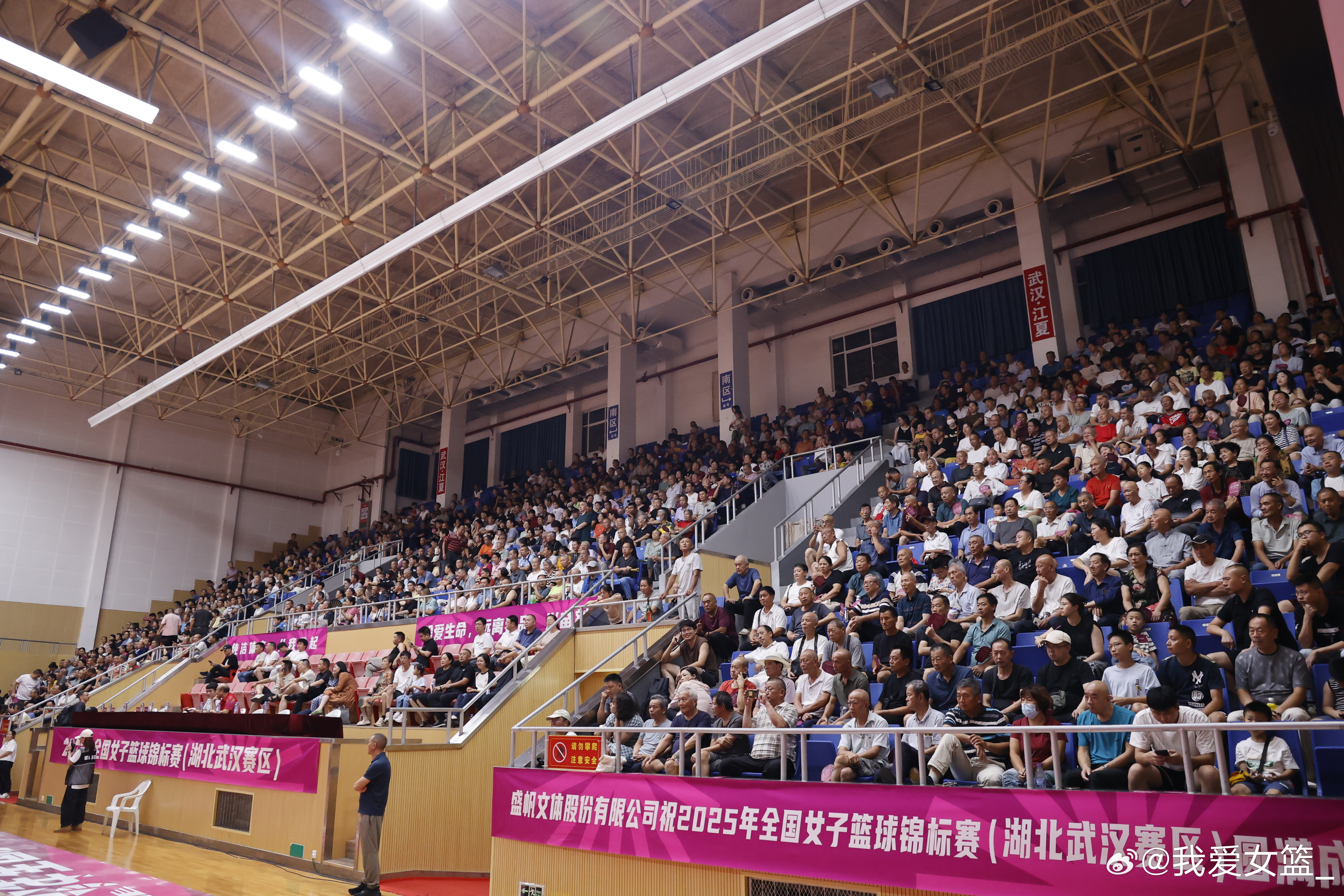 【锦标赛最佳上座率！武汉赛区焦点战近2000人观赛】你们想象女篮锦标赛座无虚席、