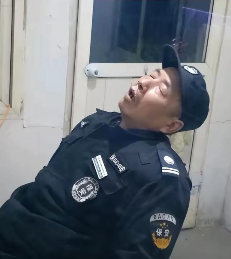 成都27岁女子遇害案暴露出中国保安的问题，年纪太大，无法保护业主的人身安全。