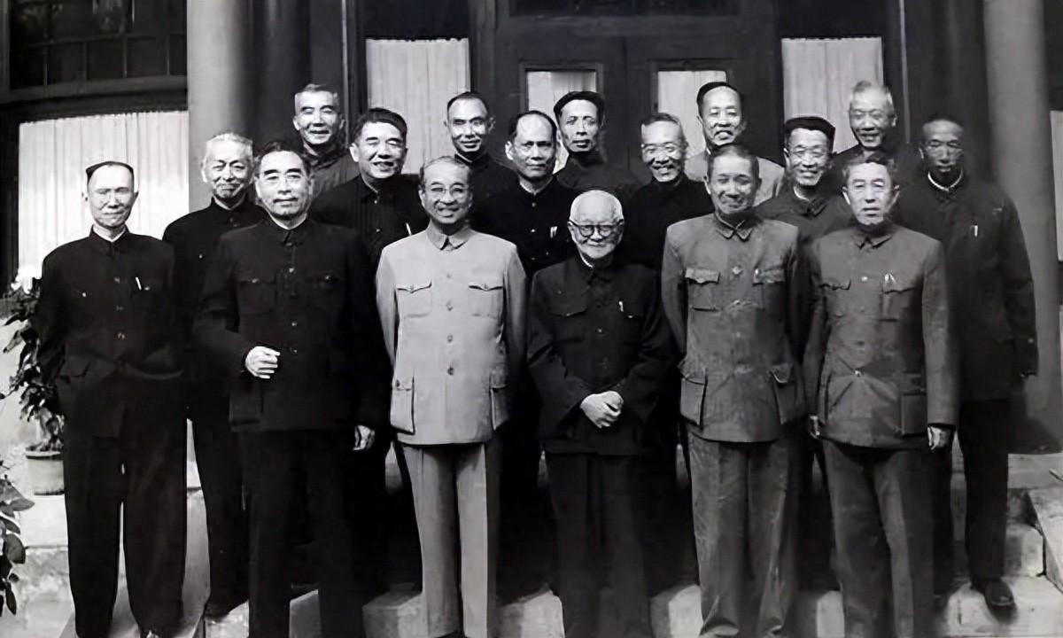 1960年黄埔军校校友大合影，周恩来总理身边，中间C位的那位老人究竟是谁？19