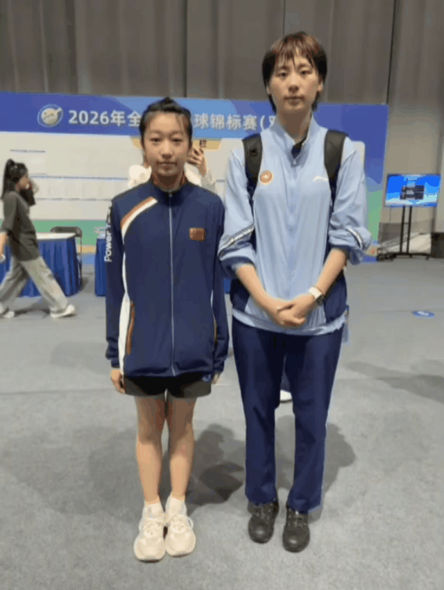 黑龙江队球员柳昱竹分享全锦赛和陈熠合影[赞][大笑]！陈熠没有笑容，成绩没有突