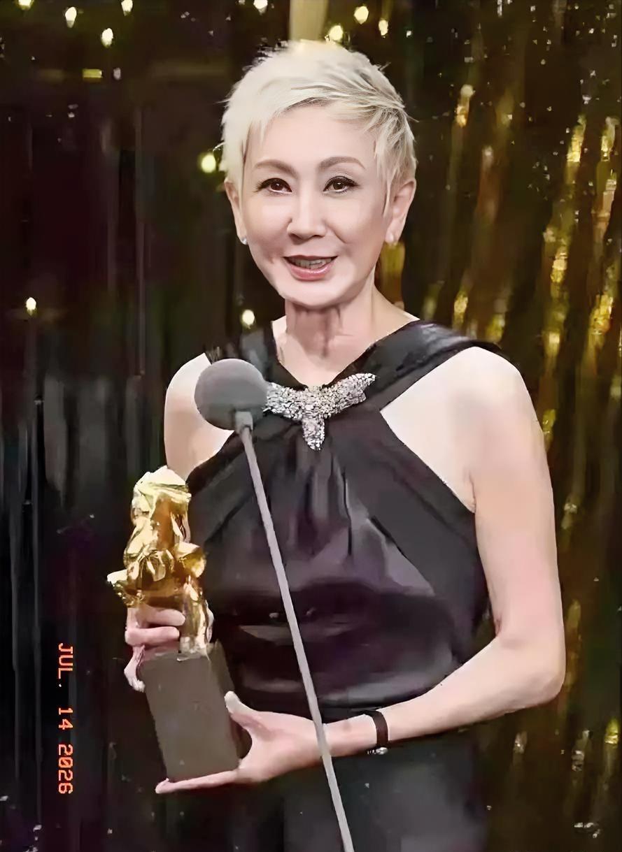 施南生年轻的时候有多飒？说一件小事你就知道了。​有一次晚宴，施南生被安排坐在