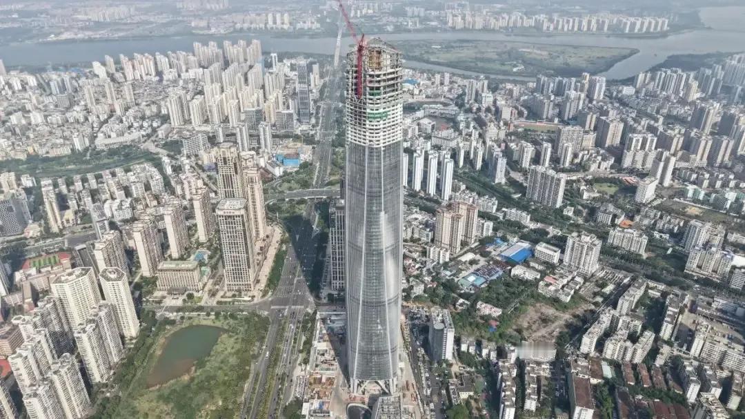 海南第一高楼，海南中心原名“海口塔”，现在工程进度蛮快的，现在的玻璃墙幕己经施工