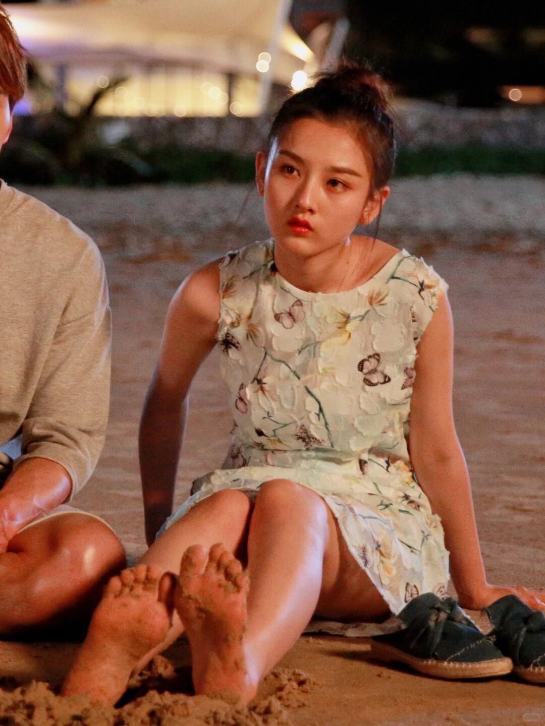 宋祖儿，好干净的一张脸！宋祖儿高甜夏季好剧沙滩剧情选择