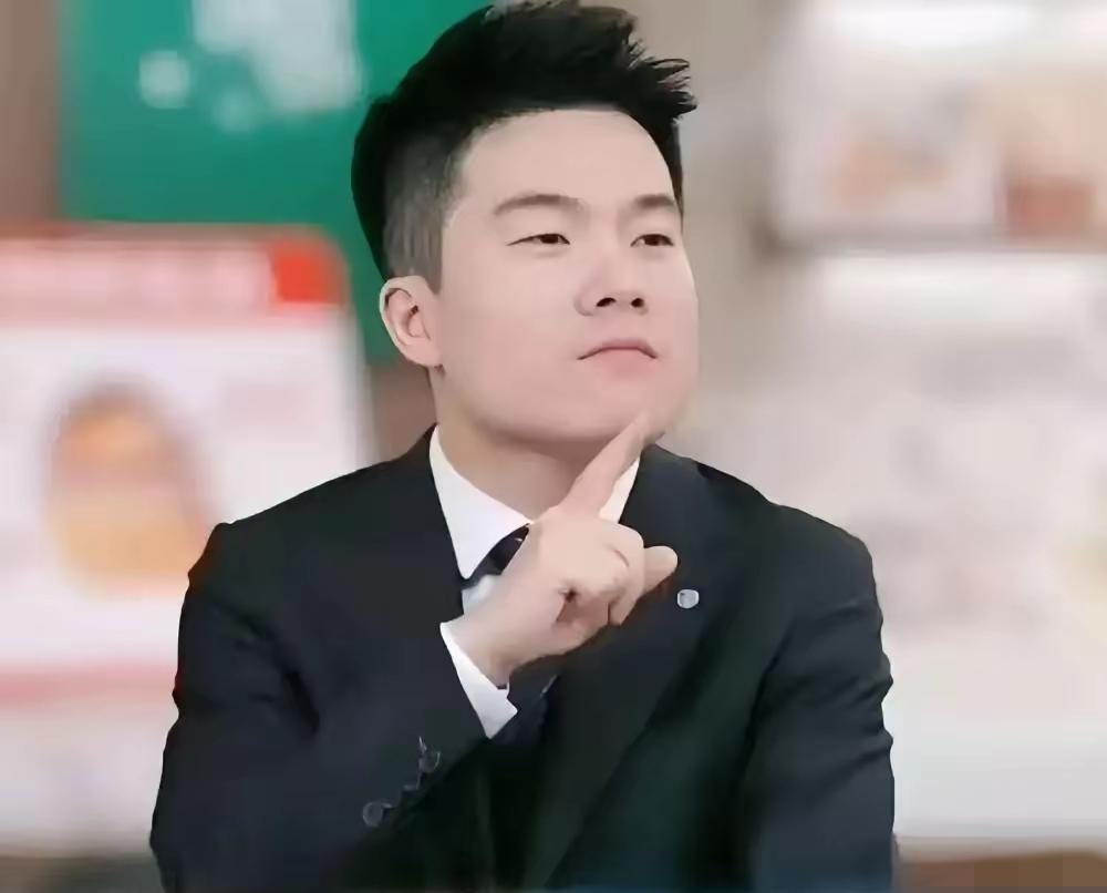 董宇辉昨晚卖苹果，弹幕突然开骂，说他念诗装文化人。他没急，只回了句知识不该被