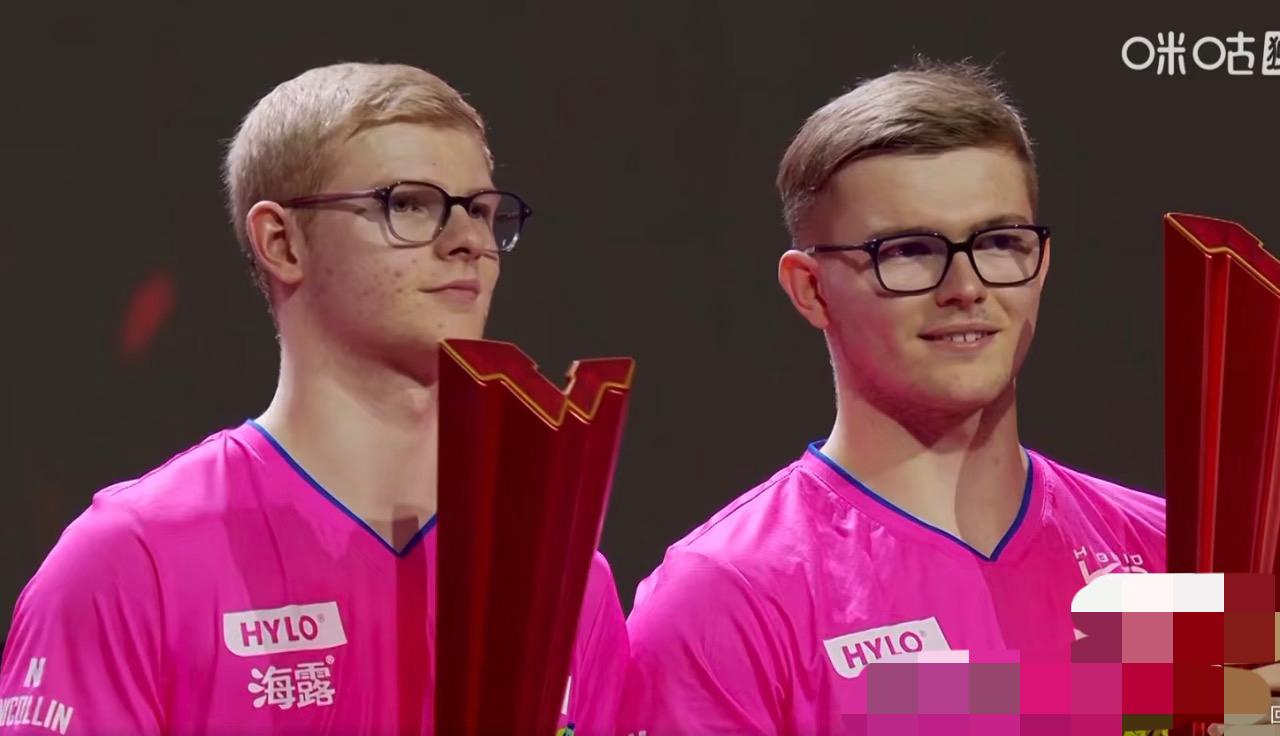 刘国梁给勒布伦兄弟颁发男双冠军奖杯🏆—国乒双打丢三冠！林诗栋/黄友政0:3输