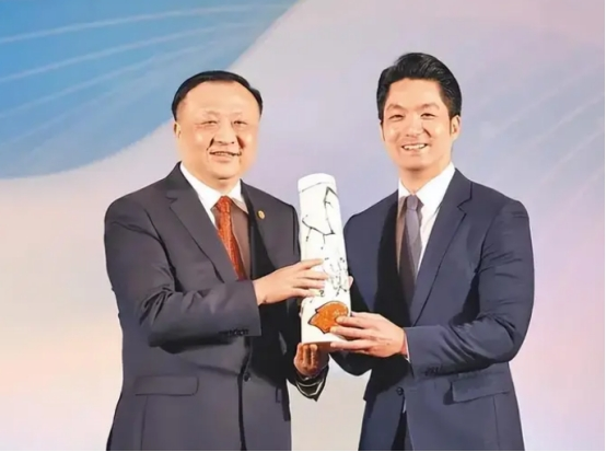 邱毅说，台北市市长蒋万安曾宣称，如果大陆继续在台海进行军机绕台和军演的话，他就要
