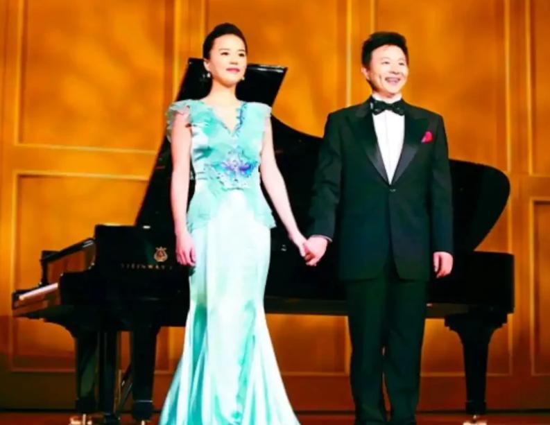 歌唱家王宏伟说：“当年，40岁的我在新疆演出时，有人给我介绍了个女孩子，比我小1