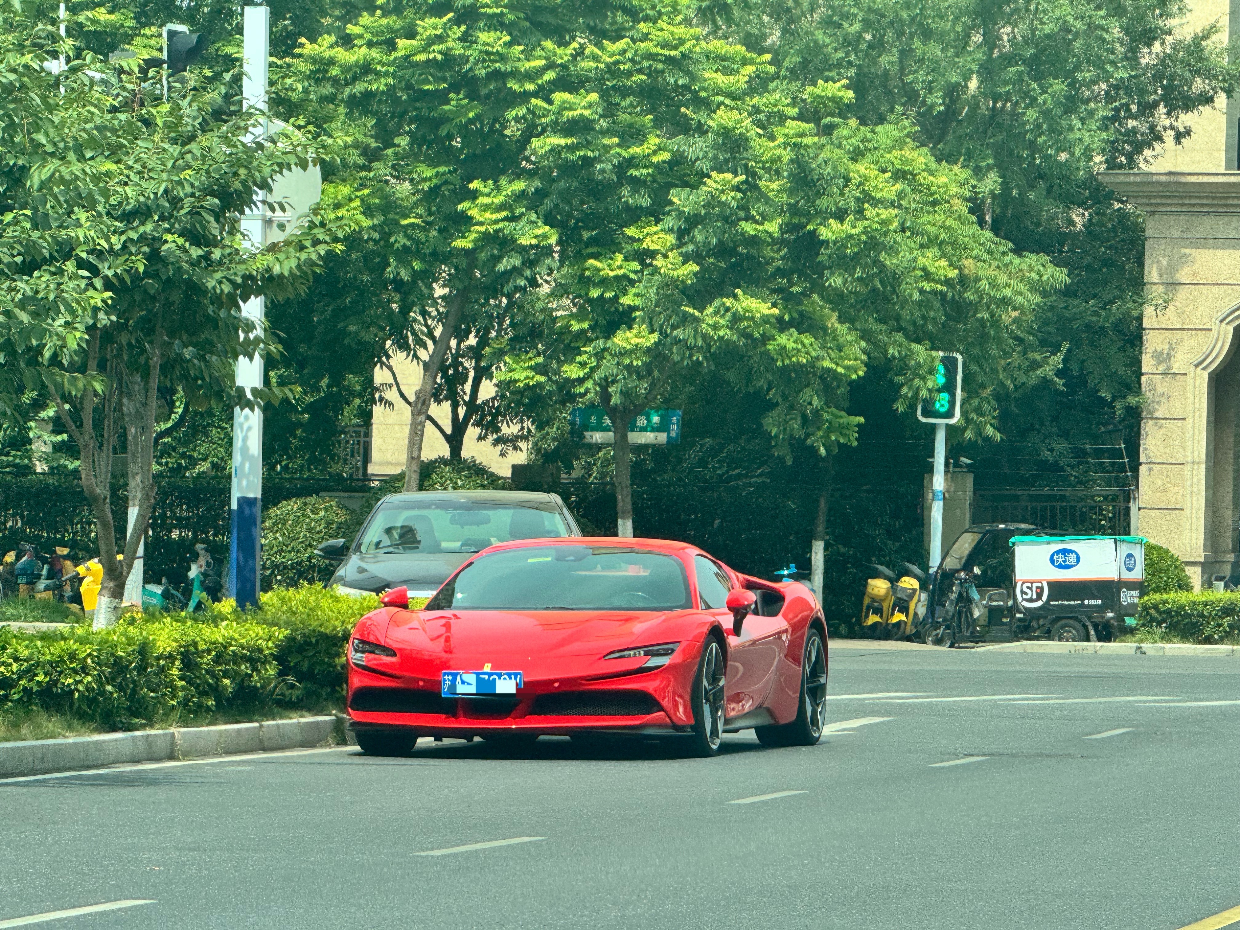 小区边上真的卧虎藏龙！豪车超跑