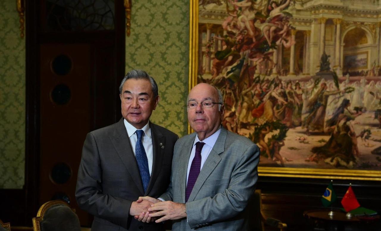 中国和巴西谈妥了在会议的第二天开始前，外交部长王毅和巴西外长维埃拉进行了交流，