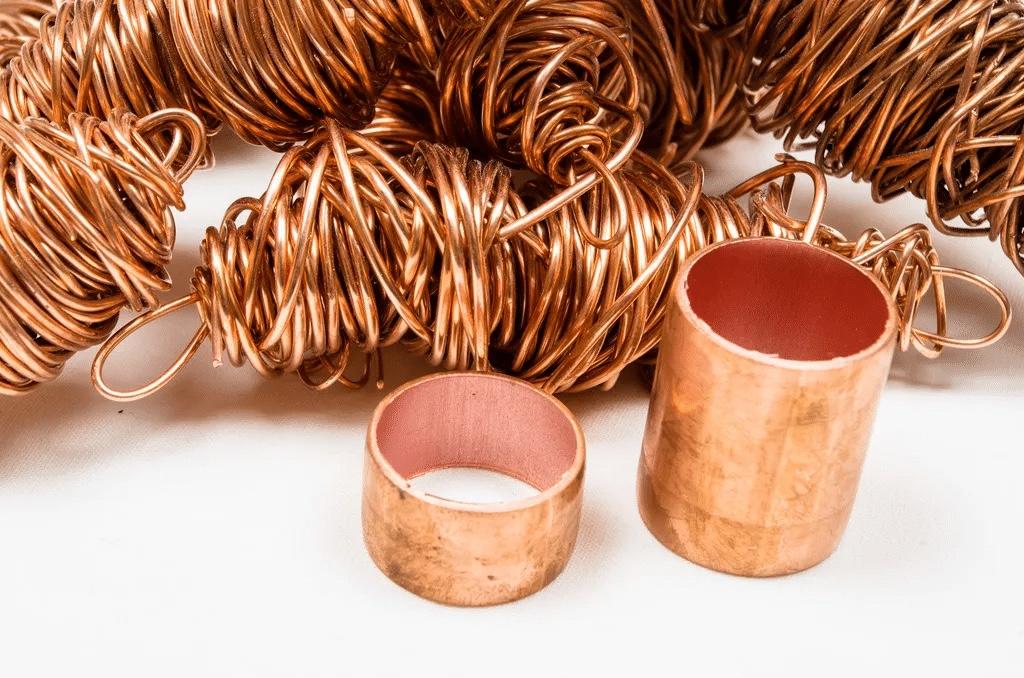 要说最近最让街坊邻居议论的新鲜事，就得数铜价暴涨了！以前扔在角落里都没人捡的废铜