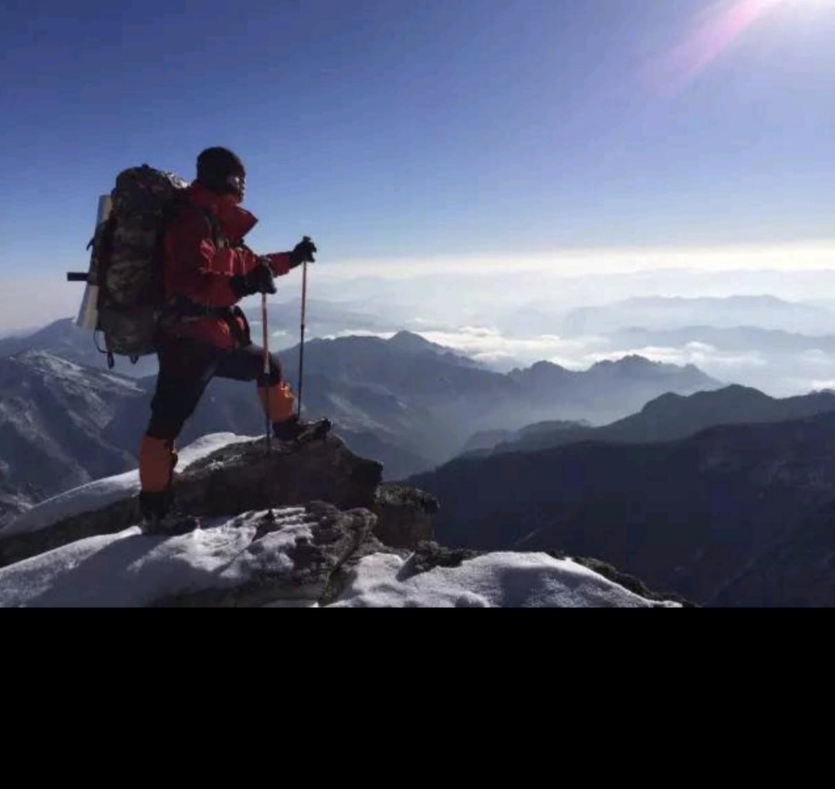 5个喜欢冒险的人偷偷翻过鳌太线的护栏，结果出了大事！2人没了，1人摔下悬崖，最后