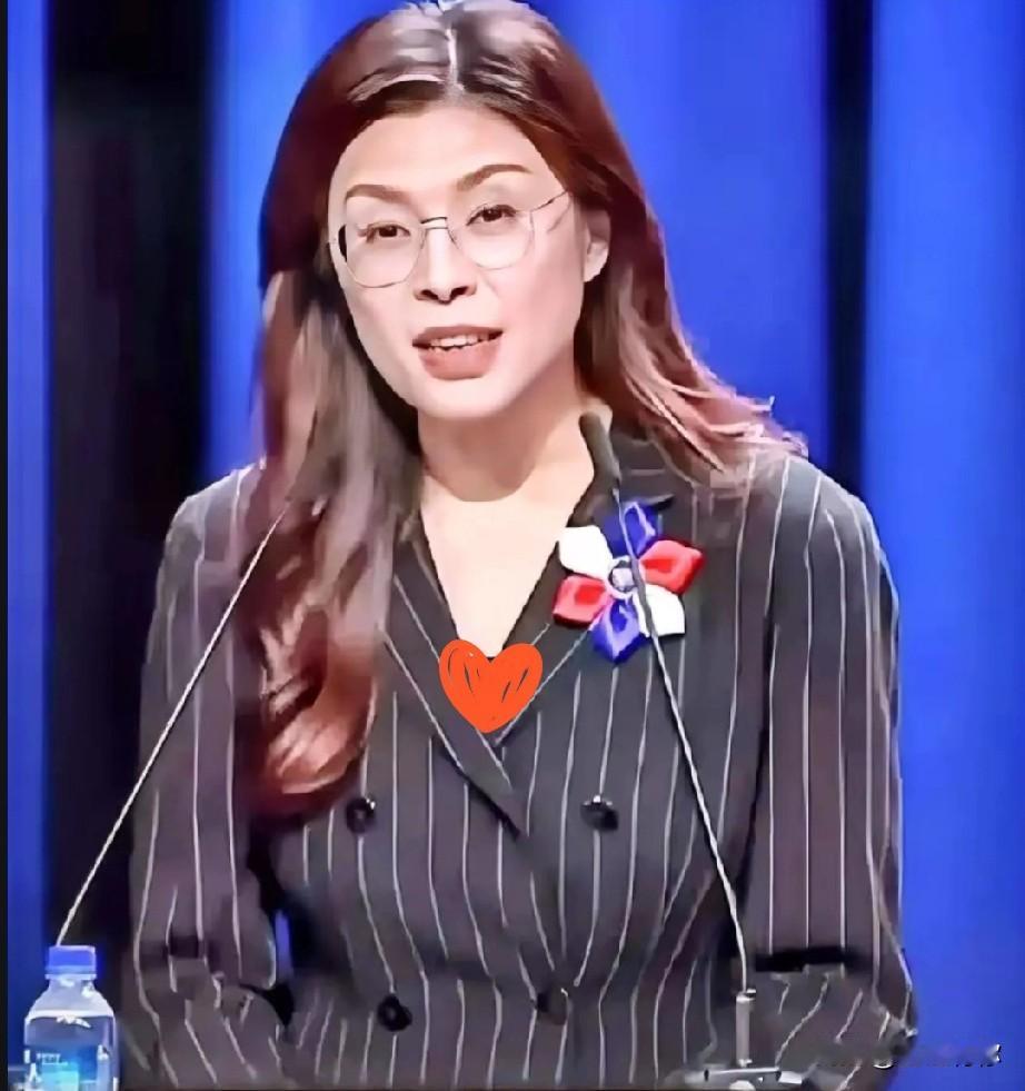 郑丽文当选国民党主席！一查家世吓一跳，父亲身份藏不住，难怪她站两岸统一！谁